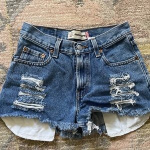 Super cute Levi shorts with lace pocket detailing.